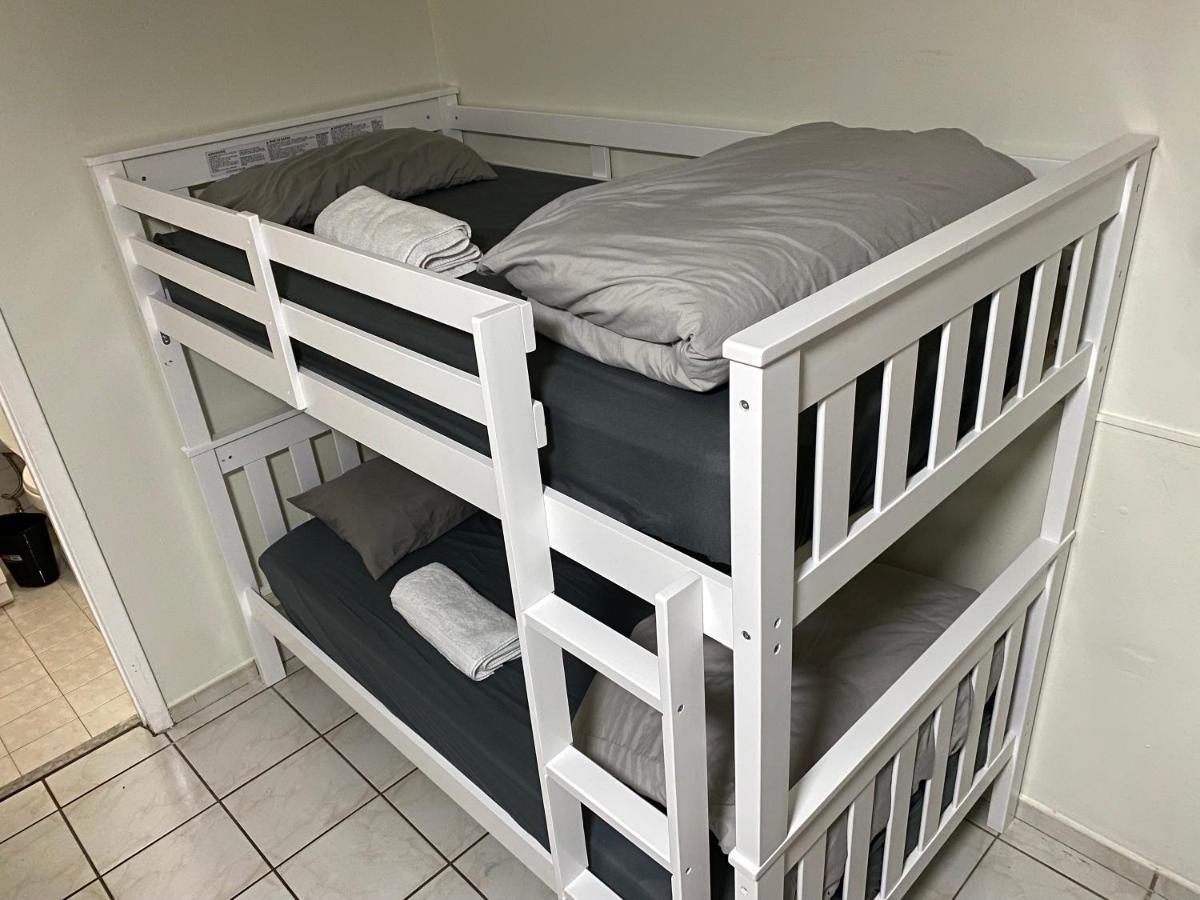 Single Size Top Bunk Bed - Mixed Shared Room 마이애미스프링스 외부 사진
