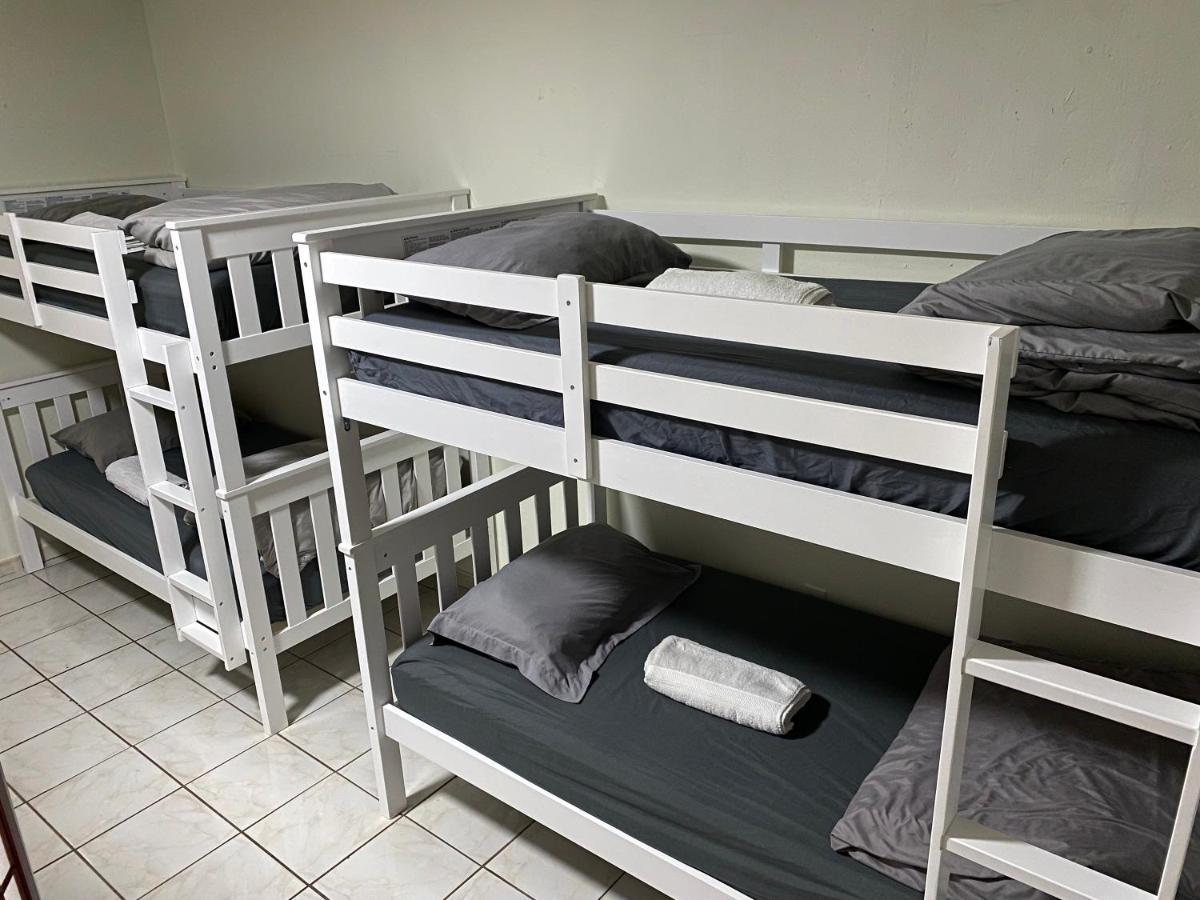 Single Size Top Bunk Bed - Mixed Shared Room 마이애미스프링스 외부 사진